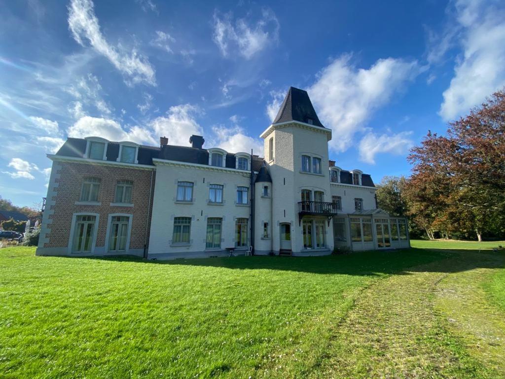 La Chambre Et Le Studio Du Chateau Du Golf De Bernalmont Liège Kültér fotó