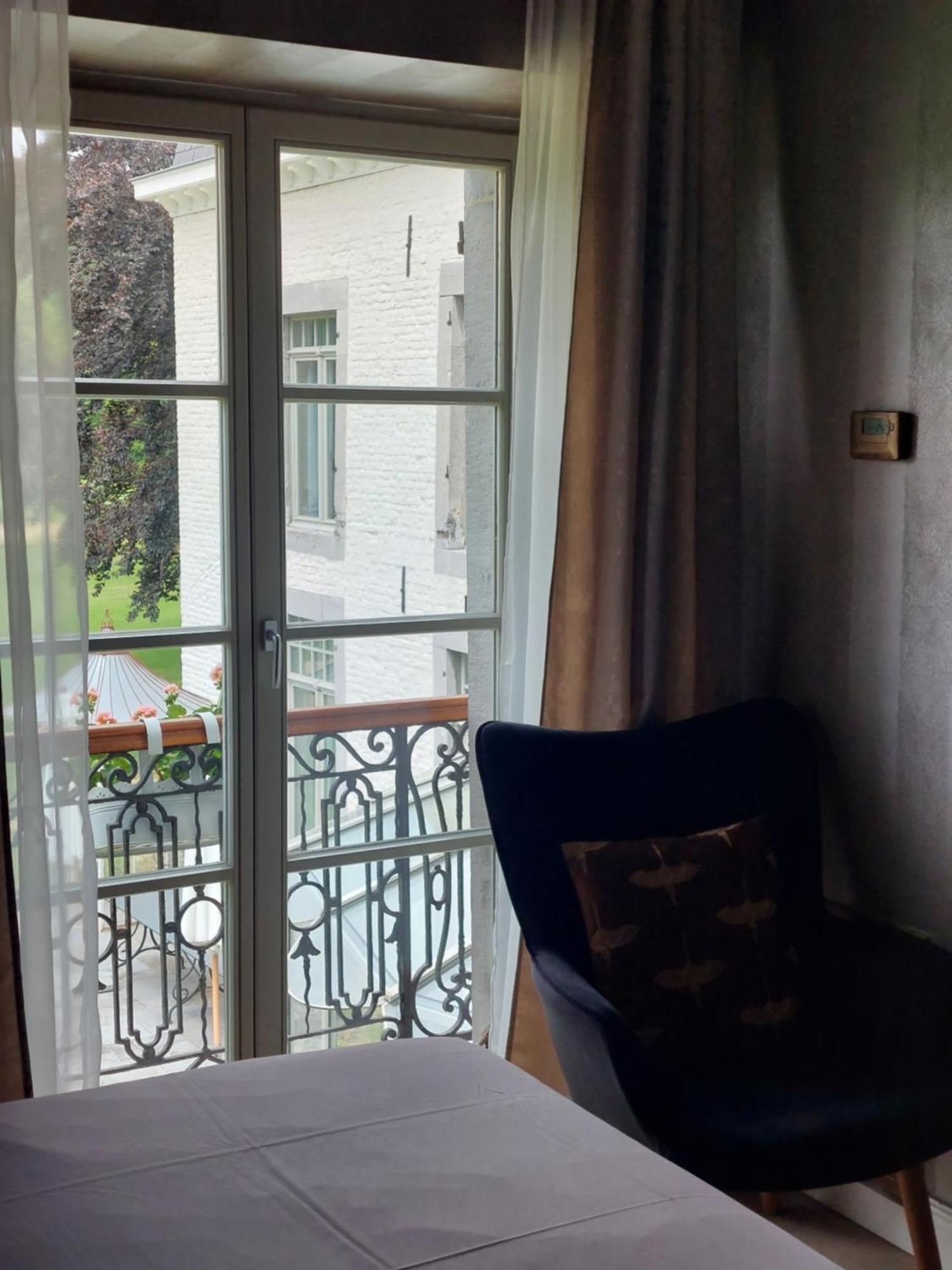 La Chambre Et Le Studio Du Chateau Du Golf De Bernalmont Liège Szoba fotó